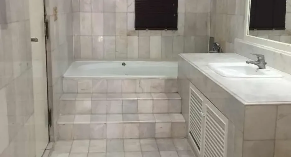For rent 5 bedrooms townhouse in Khlong Toei, Bangkok