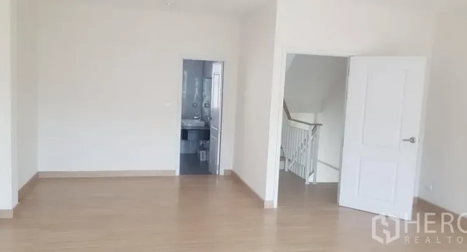 For rent 3 bedrooms office in Bang Na, Bangkok