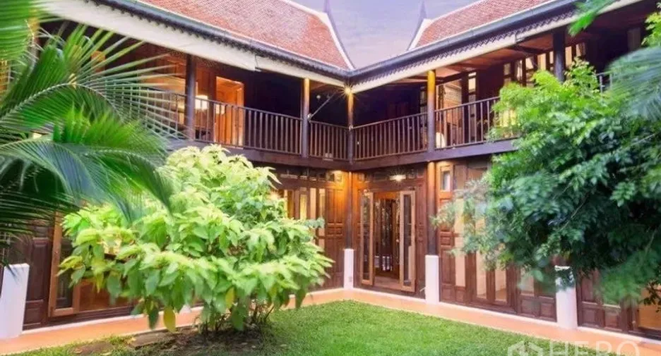 For rent 5 bedrooms house in Phra Khanong, Bangkok