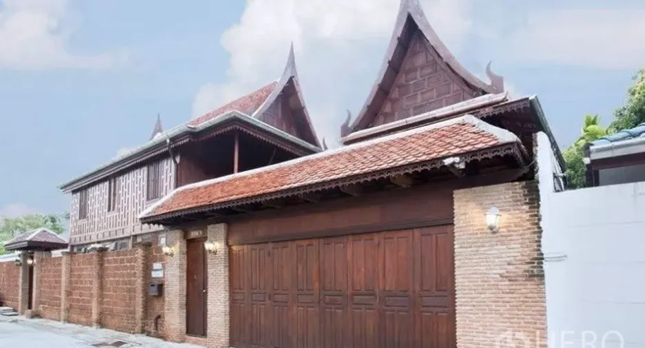 For rent 5 bedrooms house in Phra Khanong, Bangkok