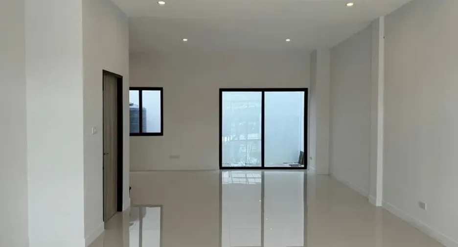 Oficina en alquiler y en venta de 3 habitaciones en Phra Khanong, Bangkok