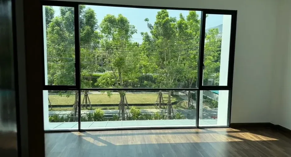 Oficina en alquiler y en venta de 3 habitaciones en Phra Khanong, Bangkok
