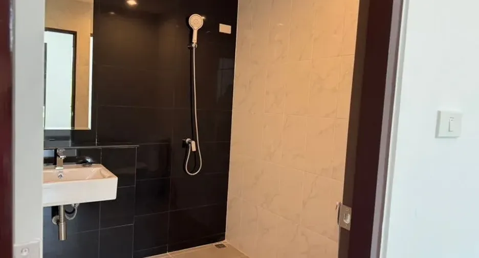 Oficina en alquiler y en venta de 3 habitaciones en Phra Khanong, Bangkok