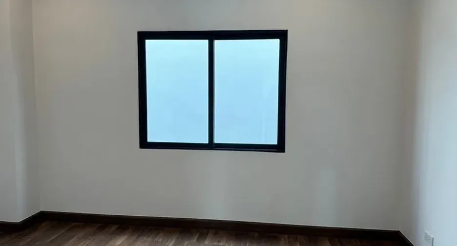 Oficina en alquiler y en venta de 3 habitaciones en Phra Khanong, Bangkok