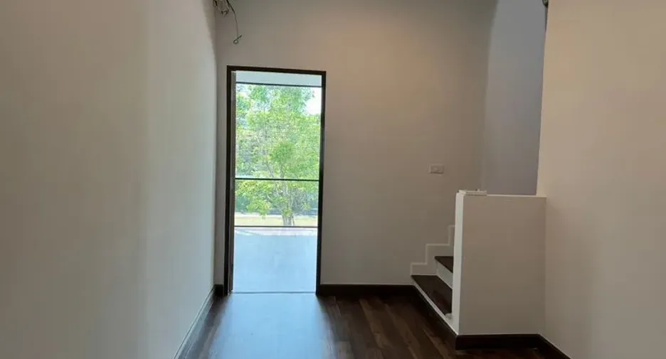 Oficina en alquiler y en venta de 3 habitaciones en Phra Khanong, Bangkok