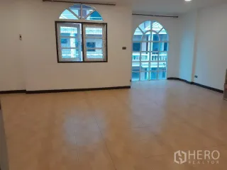 Аренда 3 спальни таунхаус в Кхлонг Тоеи, Бангкок