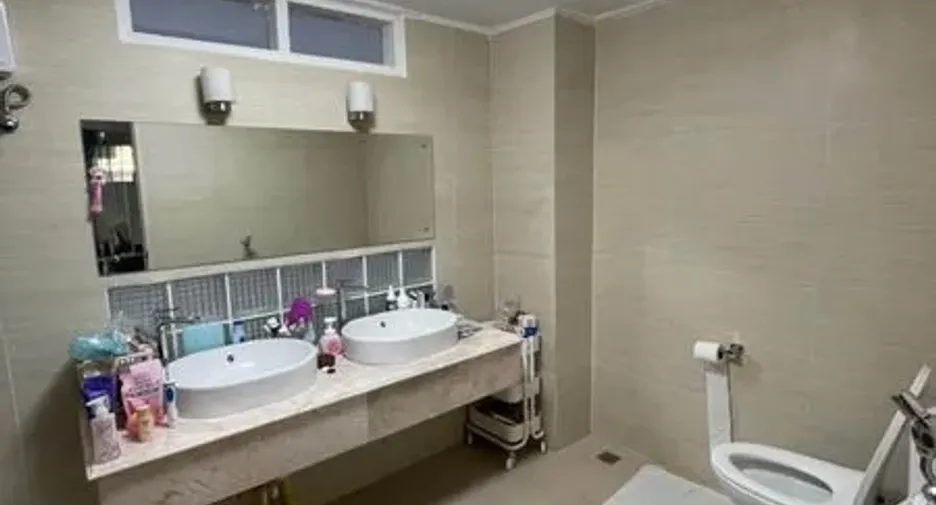 For rent 3 bedrooms townhouse in Khlong Toei, Bangkok