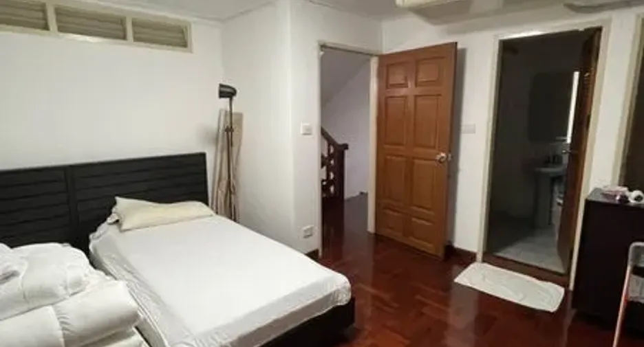 For rent 3 bedrooms townhouse in Khlong Toei, Bangkok