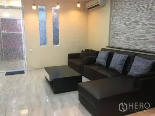 For rent 4 bedrooms townhouse in Sathon, Bangkok