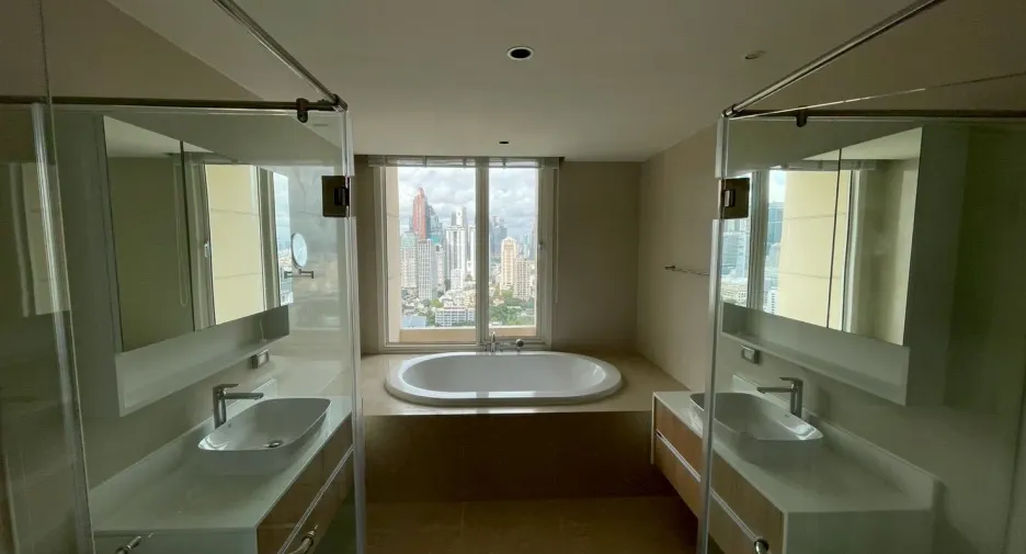 For sale 3 ベッドルーム condo in Sathon, Bangkok