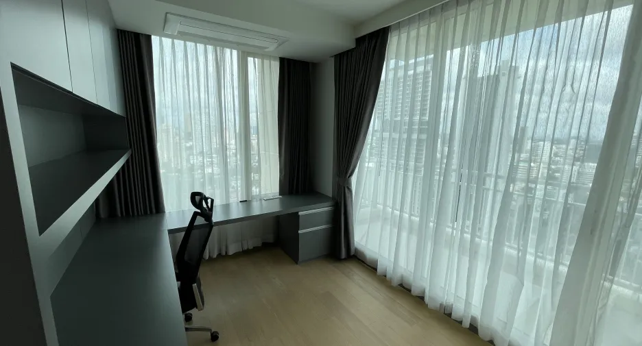 For sale 3 ベッドルーム condo in Sathon, Bangkok