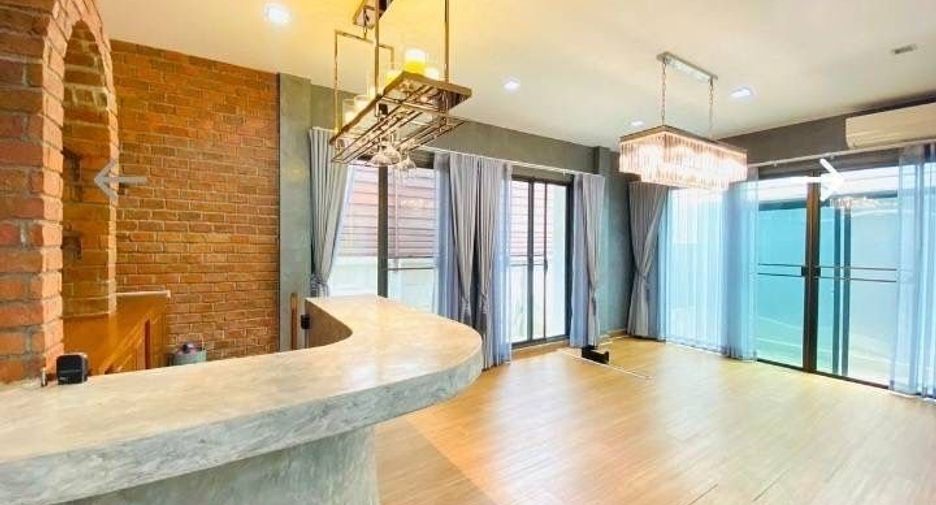 For sale 4 bedrooms house in Saphan Sung, Bangkok
