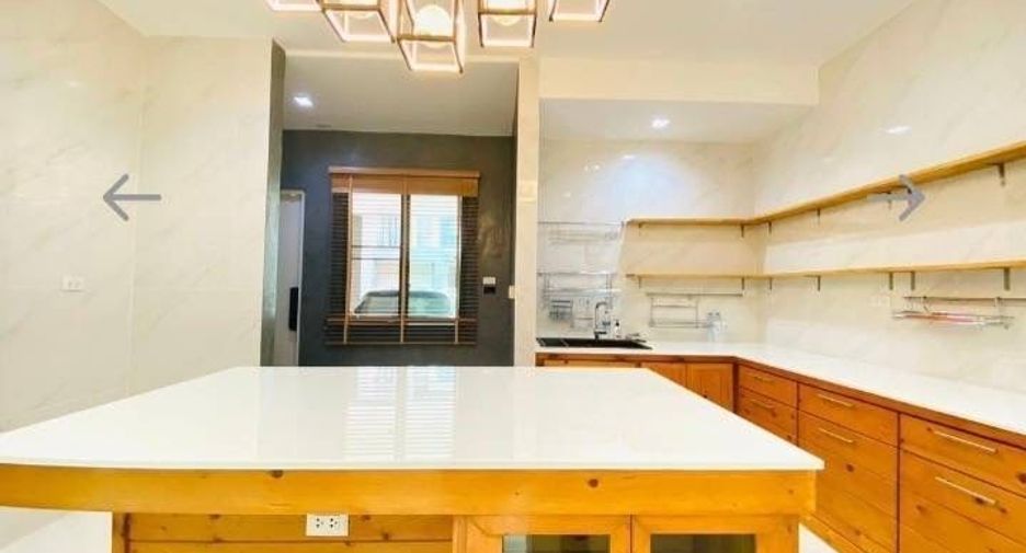 For sale 4 bedrooms house in Saphan Sung, Bangkok