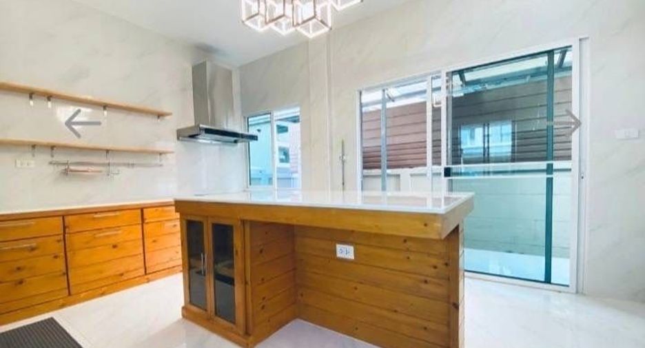 For sale 4 bedrooms house in Saphan Sung, Bangkok