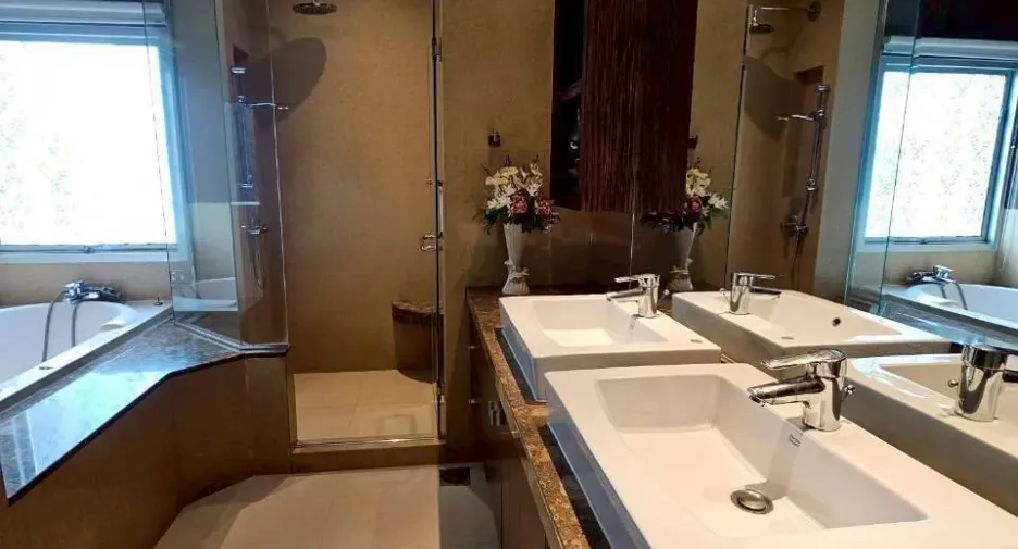 For rent 4 bedrooms condo in Pathum Wan, Bangkok