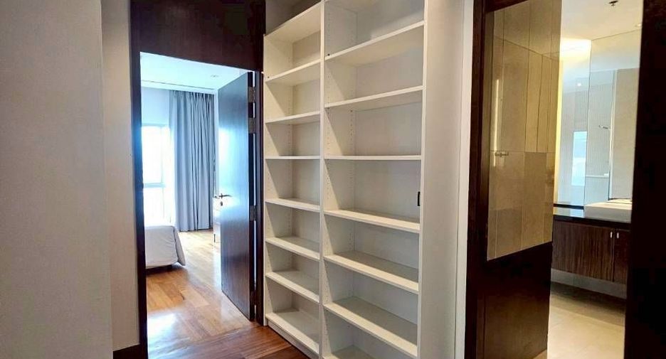 For rent 4 bedrooms condo in Pathum Wan, Bangkok