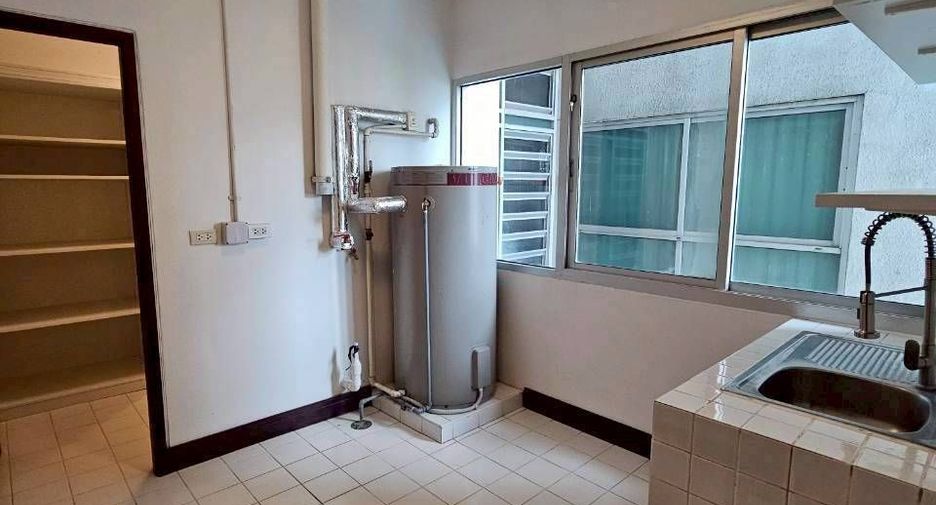 For rent 4 bedrooms condo in Pathum Wan, Bangkok