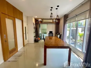 For sale 3 bedrooms townhouse in Phra Khanong, Bangkok