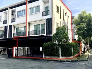 For sale 3 bedrooms townhouse in Phra Khanong, Bangkok
