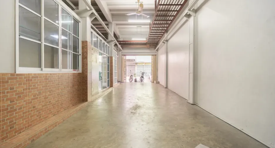 For rent retail Space in Yan Nawa, Bangkok