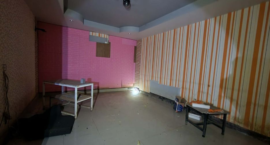 For rent 4 bedrooms retail Space in Mueang Chiang Mai, Chiang Mai