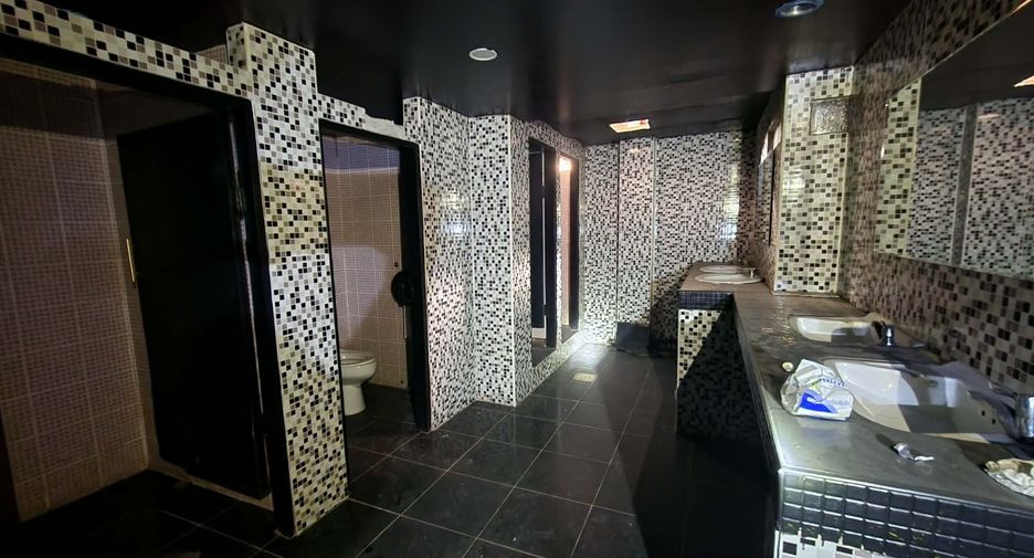 For rent 4 bedrooms retail Space in Mueang Chiang Mai, Chiang Mai