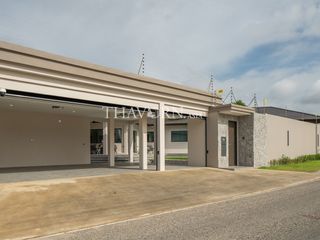 Casa en alquiler de 5 habitaciones en Bang Lamung, Chonburi