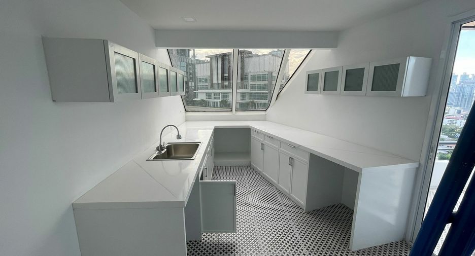 For sale and for rent 5 bedrooms condo in Watthana, Bangkok
