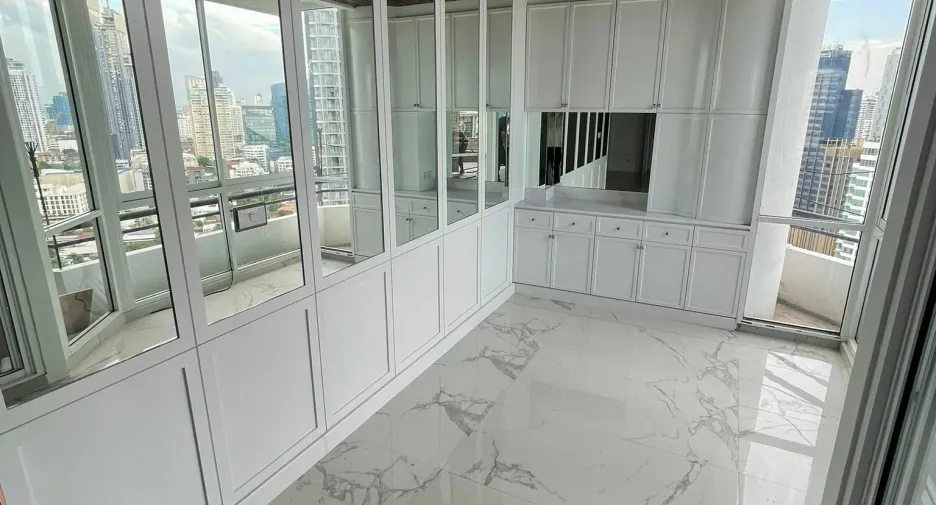 For sale and for rent 5 bedrooms condo in Watthana, Bangkok