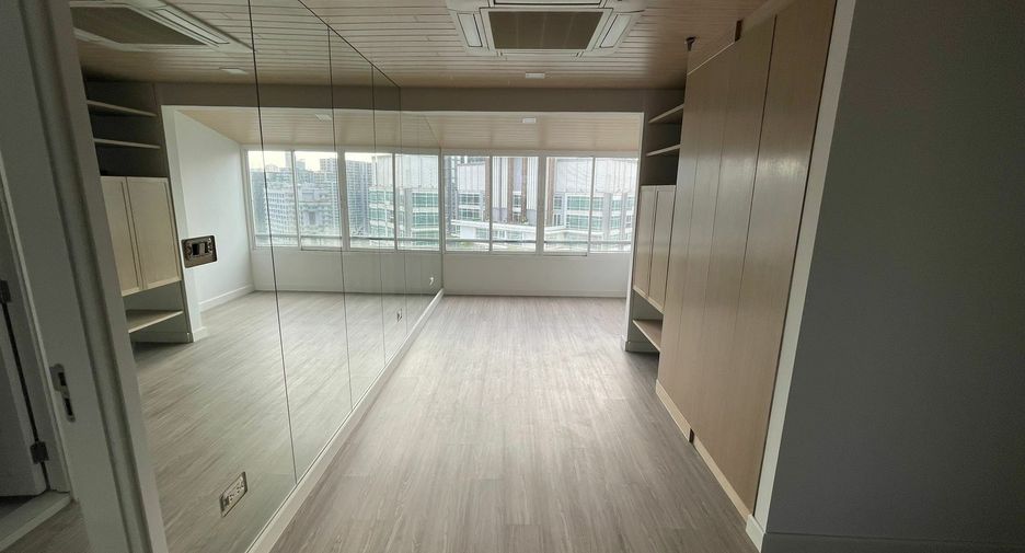 For sale and for rent 5 bedrooms condo in Watthana, Bangkok