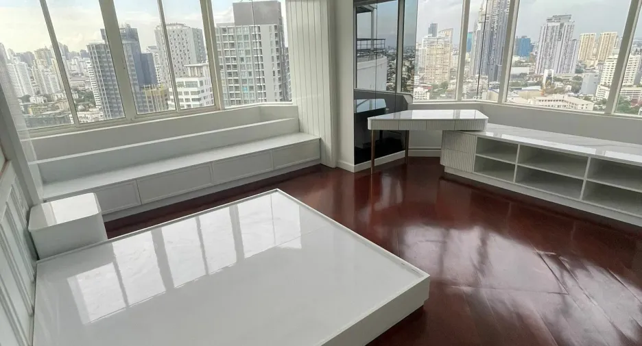 For sale and for rent 5 bedrooms condo in Watthana, Bangkok