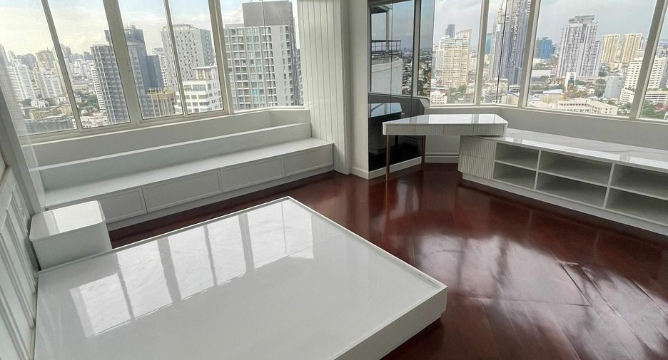 For sale and for rent 5 bedrooms condo in Watthana, Bangkok