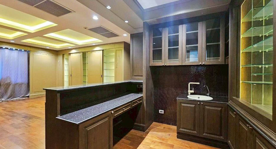 For rent and for sale 3 bedrooms townhouse in Watthana, Bangkok
