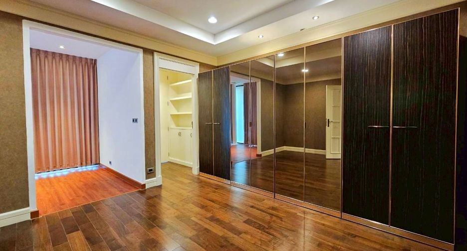 For rent and for sale 3 bedrooms townhouse in Watthana, Bangkok