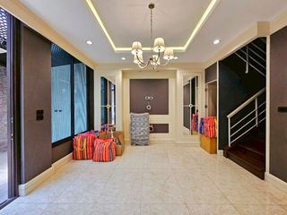 Casa adosada en alquiler y en venta de 3 habitaciones en Watthana, Bangkok