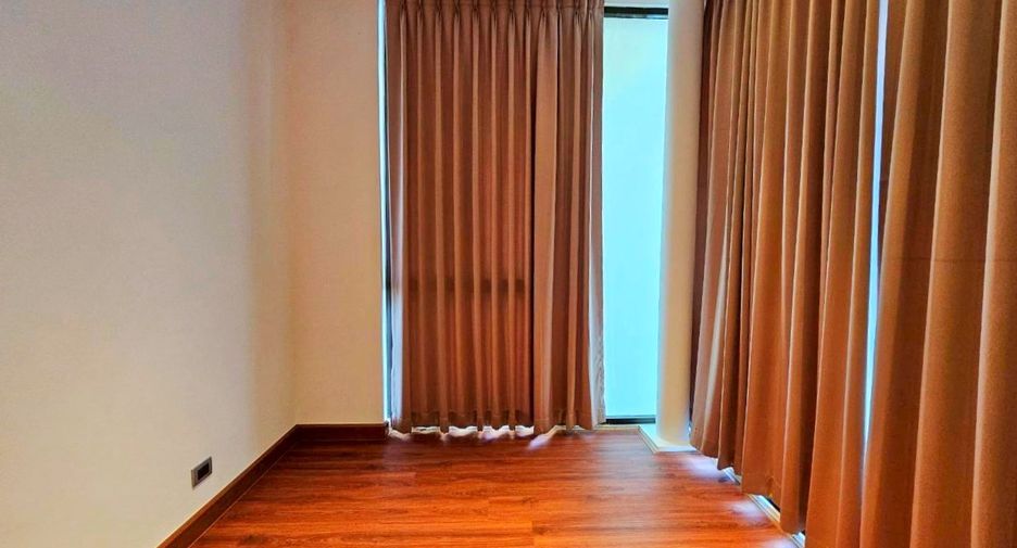 For rent and for sale 3 bedrooms townhouse in Watthana, Bangkok