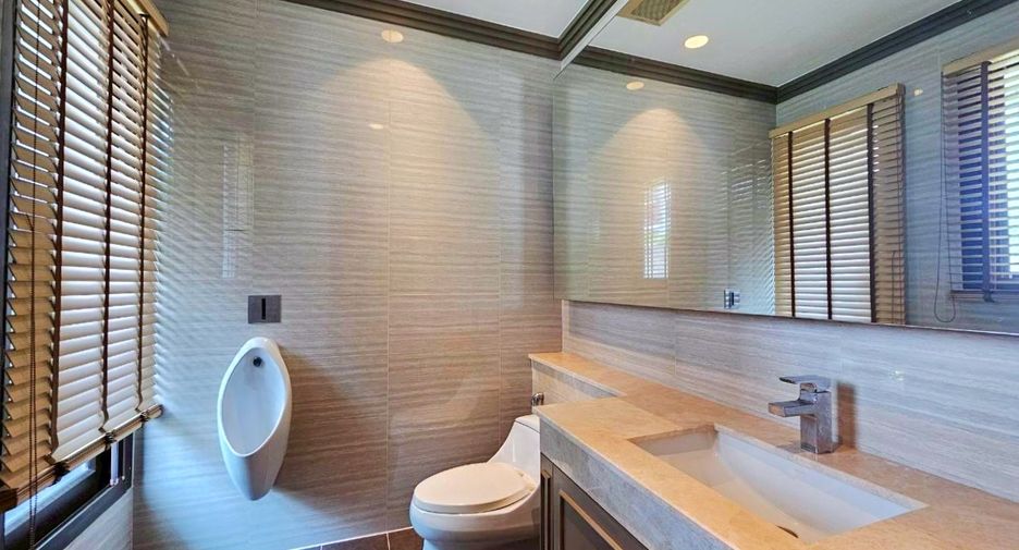 For rent and for sale 3 bedrooms townhouse in Watthana, Bangkok
