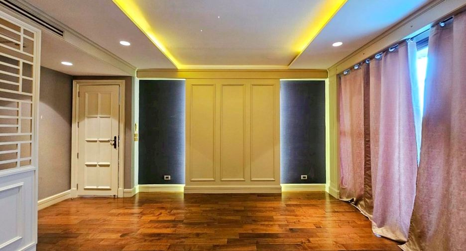 For rent and for sale 3 bedrooms townhouse in Watthana, Bangkok