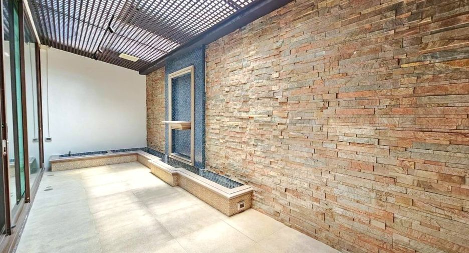 For rent and for sale 3 bedrooms townhouse in Watthana, Bangkok