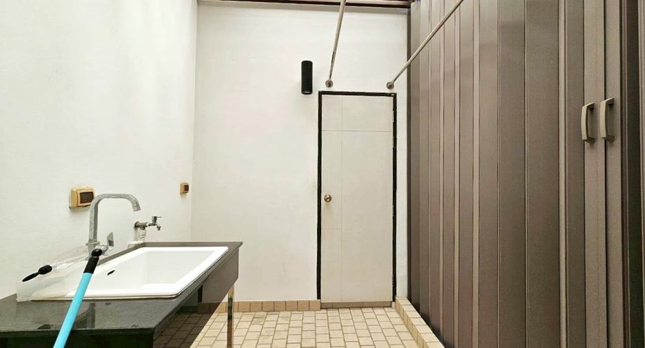 For rent and for sale 3 bedrooms townhouse in Watthana, Bangkok