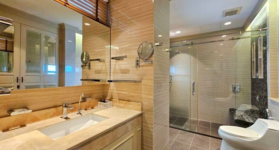 For rent and for sale 3 bedrooms townhouse in Watthana, Bangkok