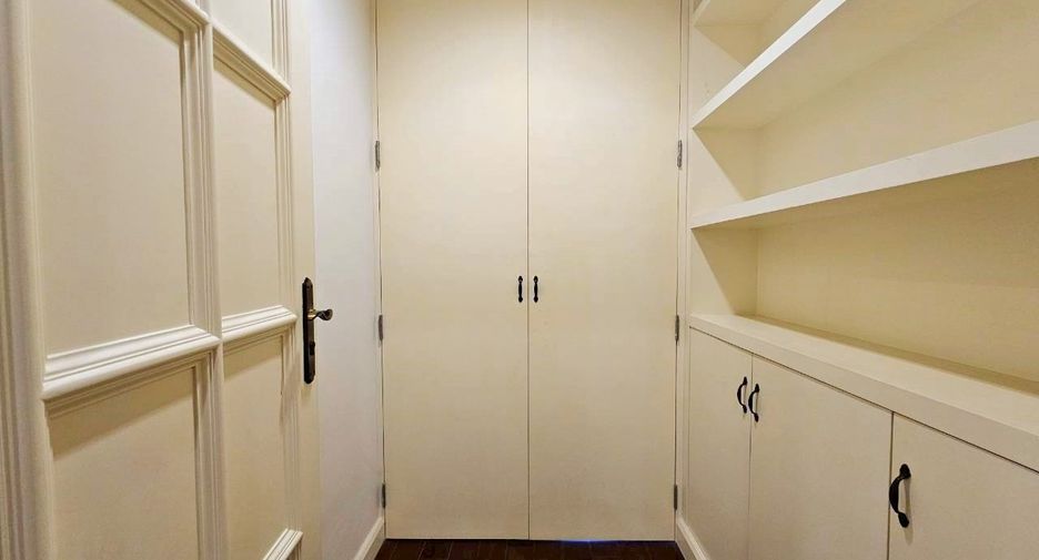 For rent and for sale 3 bedrooms townhouse in Watthana, Bangkok