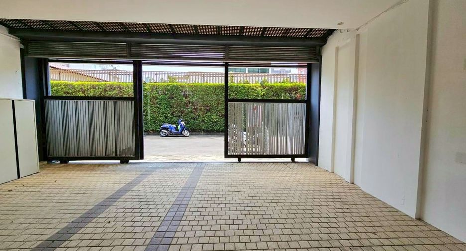 For rent and for sale 3 bedrooms townhouse in Watthana, Bangkok