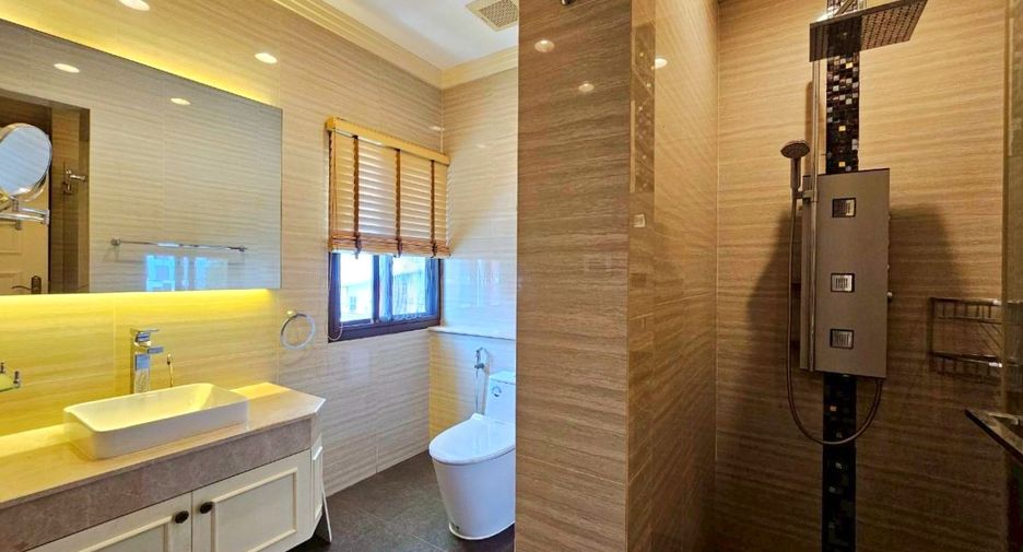 For rent and for sale 3 bedrooms townhouse in Watthana, Bangkok
