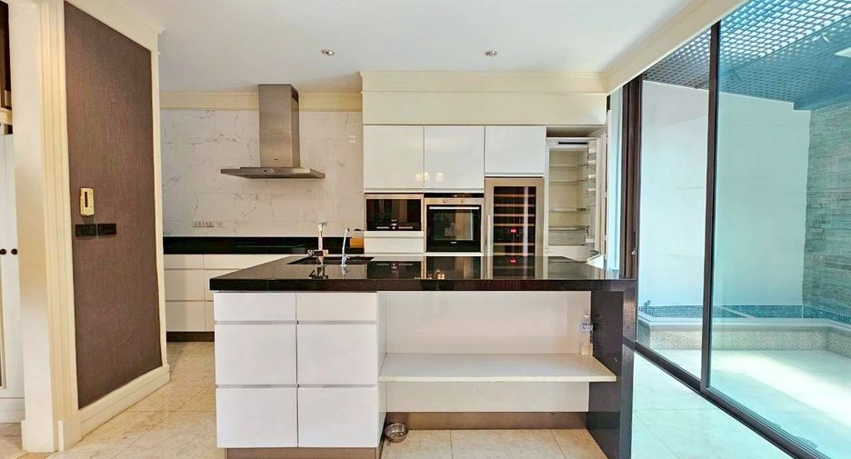 For rent and for sale 3 bedrooms townhouse in Watthana, Bangkok