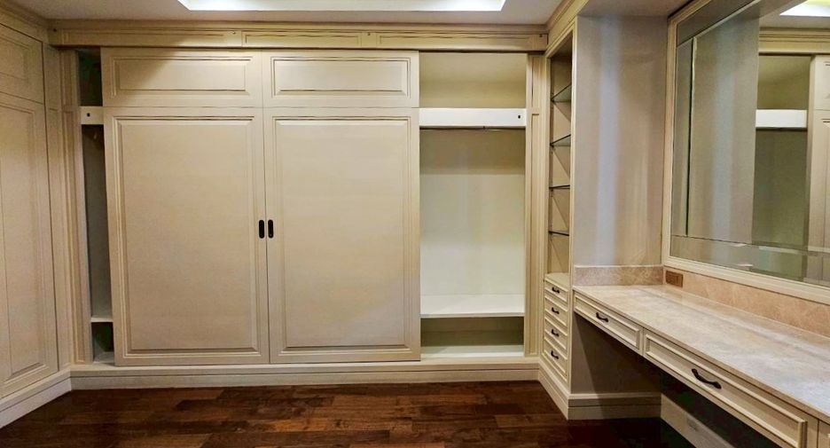 For rent and for sale 3 bedrooms townhouse in Watthana, Bangkok