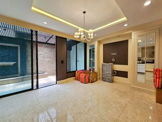 Casa adosada en alquiler y en venta de 3 habitaciones en Watthana, Bangkok