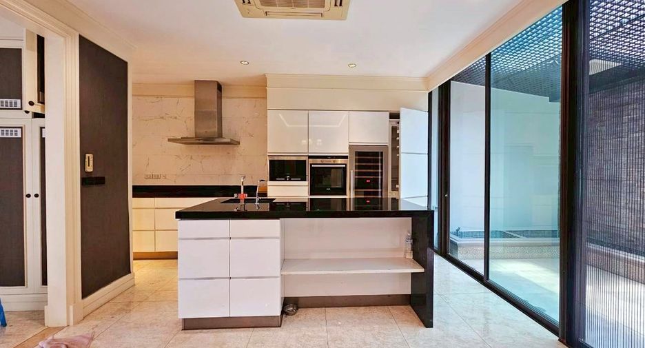 For rent and for sale 3 bedrooms townhouse in Watthana, Bangkok