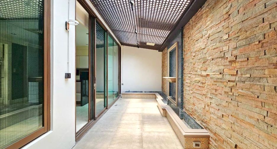 For rent and for sale 3 bedrooms townhouse in Watthana, Bangkok