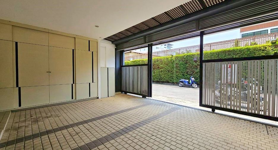 For rent and for sale 3 bedrooms townhouse in Watthana, Bangkok